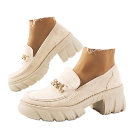 Beige loafers på en tjock Jeri-sula