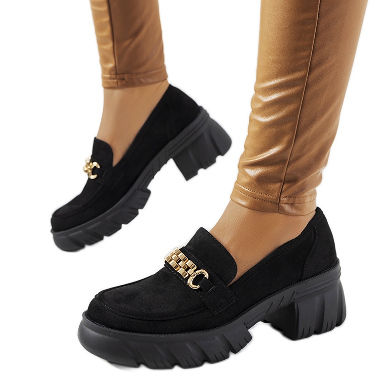 Svarta loafers på en tjock Jeri-sula