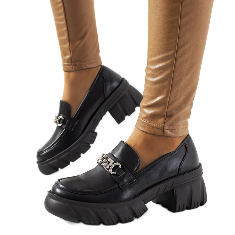 Svarta loafers på en tjock Ruth-sula