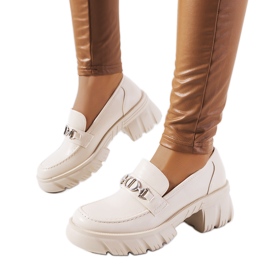 Beige mockasiner på en tjock Brant sula