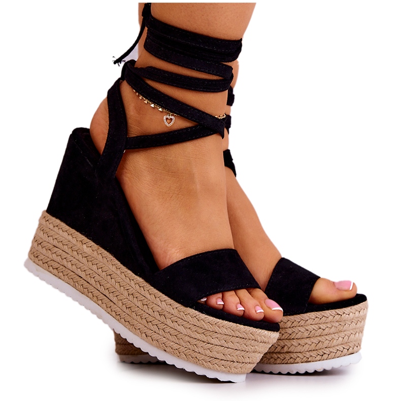 FW1 Ljusa, bundna svarta sandaler på kilklack Marriett