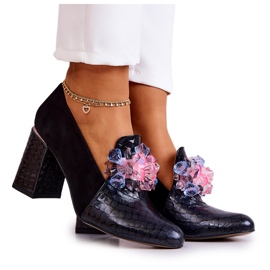 Mocka Snakeskin Pumps På En Svart Soffstolpe