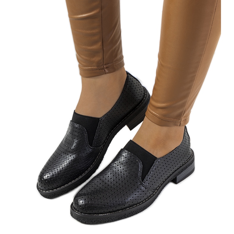 Svarta genombrutna skor från Nilde