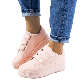 Rosa sneakers på Nizza-plattformen