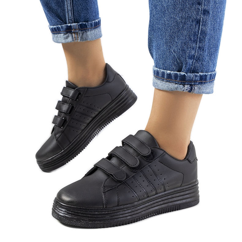Svarta sneakers på Nizza-plattformen