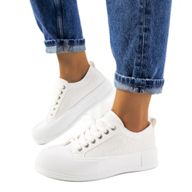 Vita sneakers på en tjock Luther-sula