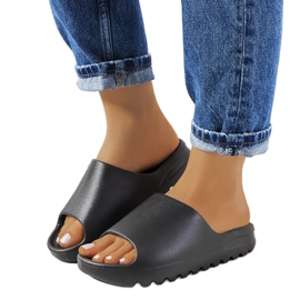 Christinia svarta gummitofflor