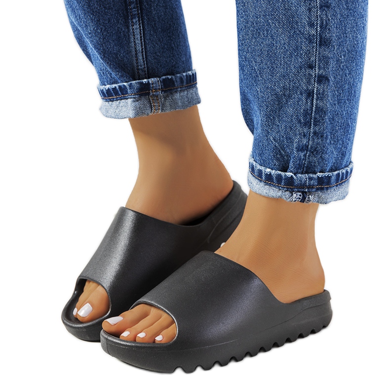 Christinia svarta gummitofflor