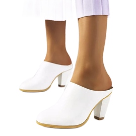 Vita tofflor på Plotkin-stolpen