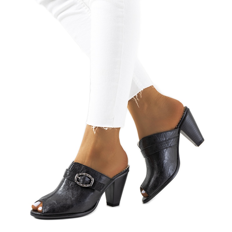 Svarta tofflor på Lucinda-stolpen