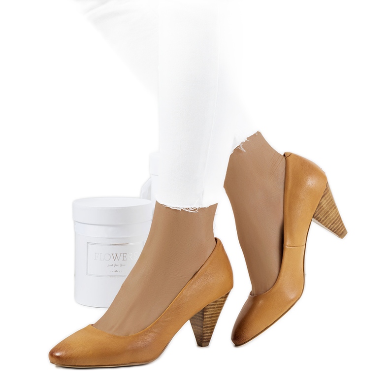 Bruna pumps på Celeste-stolpen beige