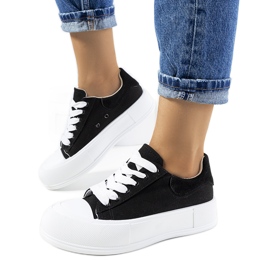 Svarta sneakers på Venancia-plattformen