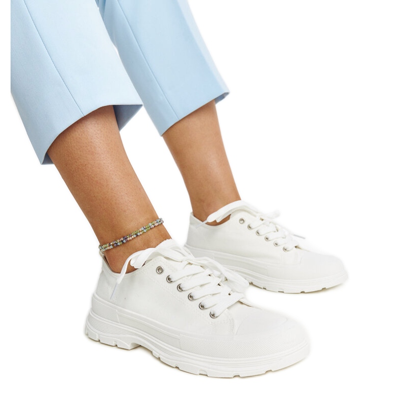 Vita sneakers på en tjock Prenzel-sula