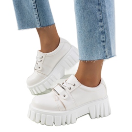 Vita skor på traktorsula från Sallie