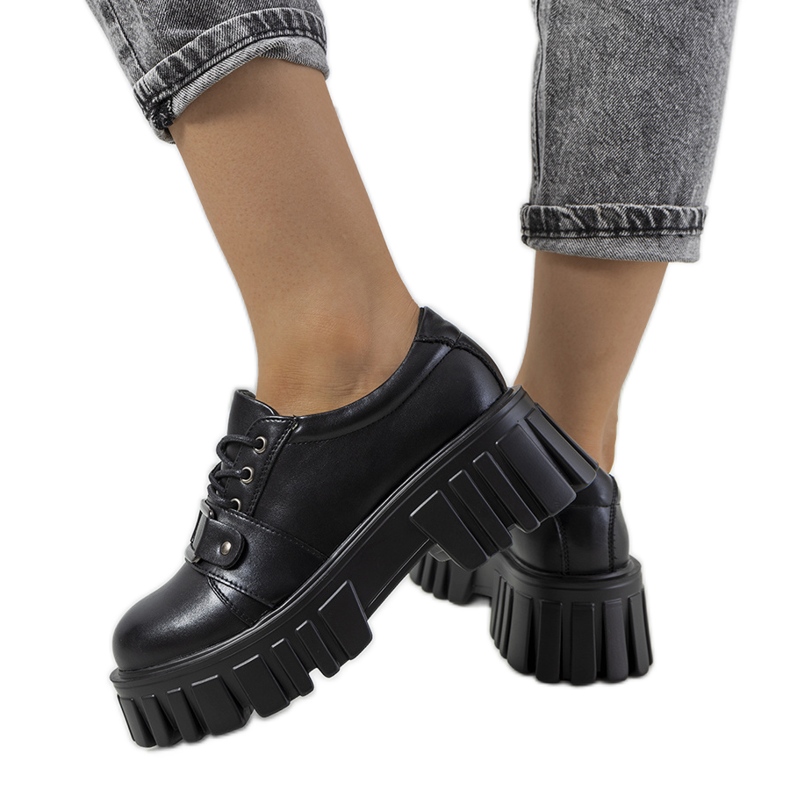 Svarta skor på traktorsula från Sallie