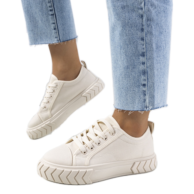 Beige sneakers på Clarence-plattformen