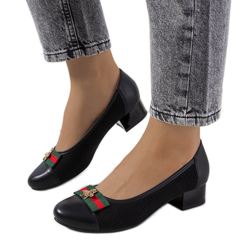 Svarta genombrutna Seema pumps