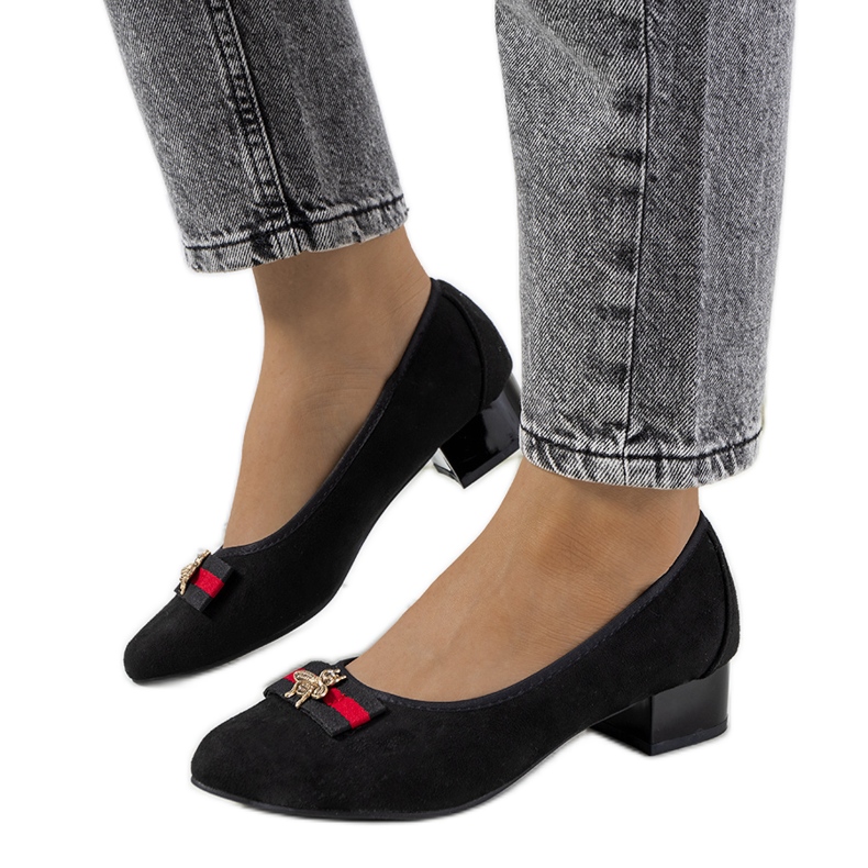 Svarta pumps med Vijver fluga