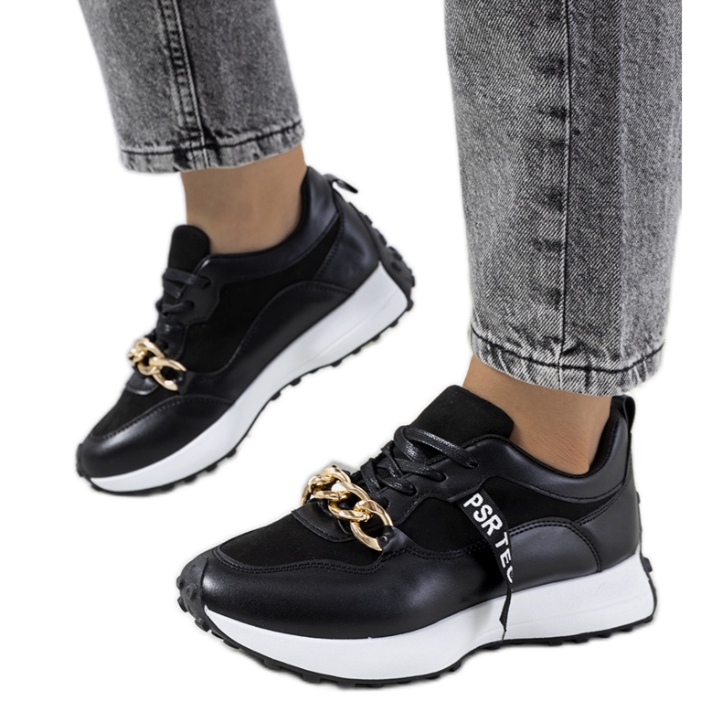 Svarta sneakers med Saminas kedja