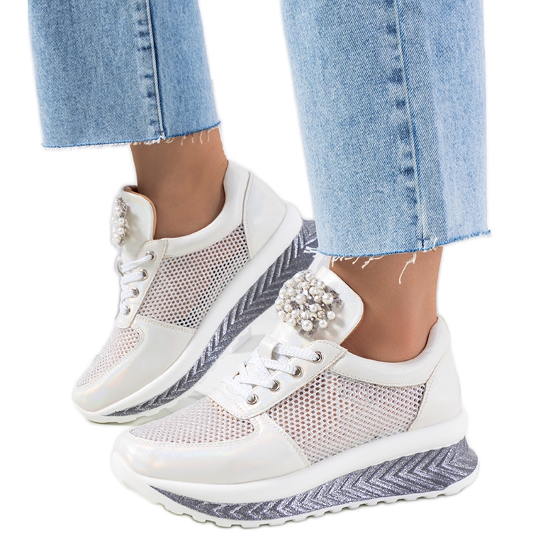 Vita holografiska sneakers från Saggers