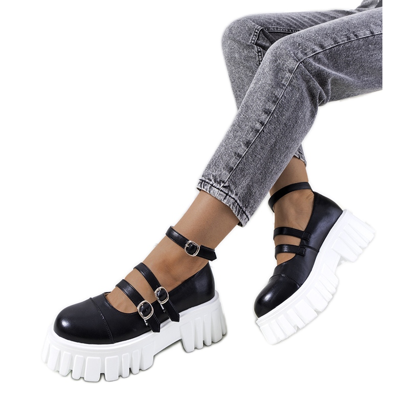 Svarta skor på traktorsula från Jonell