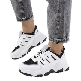 Vita sneakers med utskärningar från Heck svart