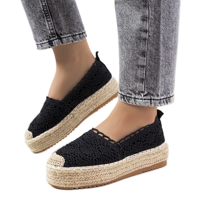 Svarta espadrillor i spets på Akker-plattformen