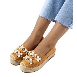 Bruna espadriller på Paffen-plattformen