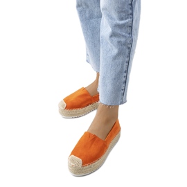 Orange espadriller på Dione-plattformen