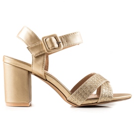 Encor Gyllene sandaler på en bar