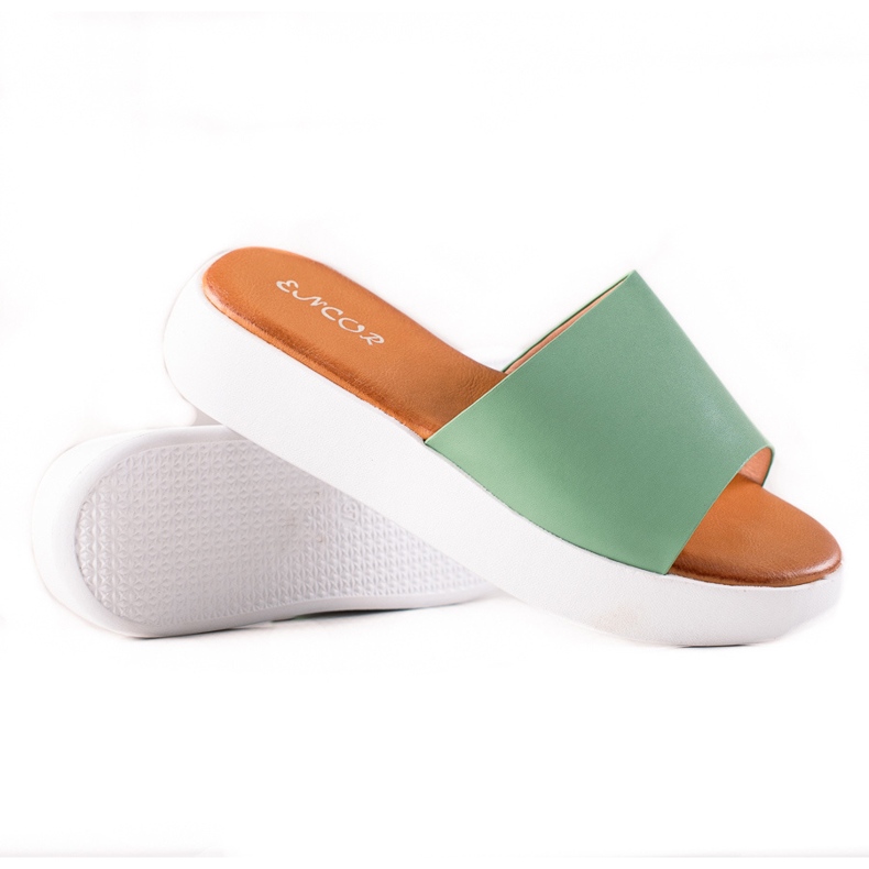 Encor Gröna flip-flops på plattformen