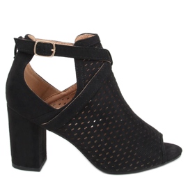 Genombrutna sandaler på Barika Black-stolpen svart