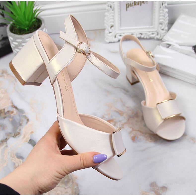 Sandaler på stolpen av Sergio Leone W SK139F beige