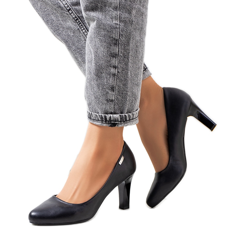 Svarta pumps på en Giessen-klack