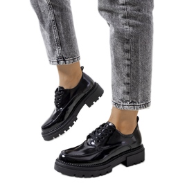 Svarta skor på traktorsula från Markus