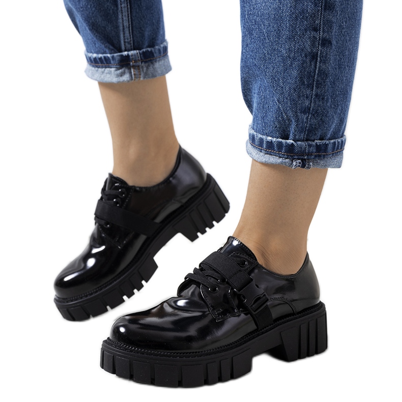 Svarta skor på traktorsula från Vellem