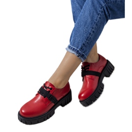 Röda skor på en traktorsula Marike