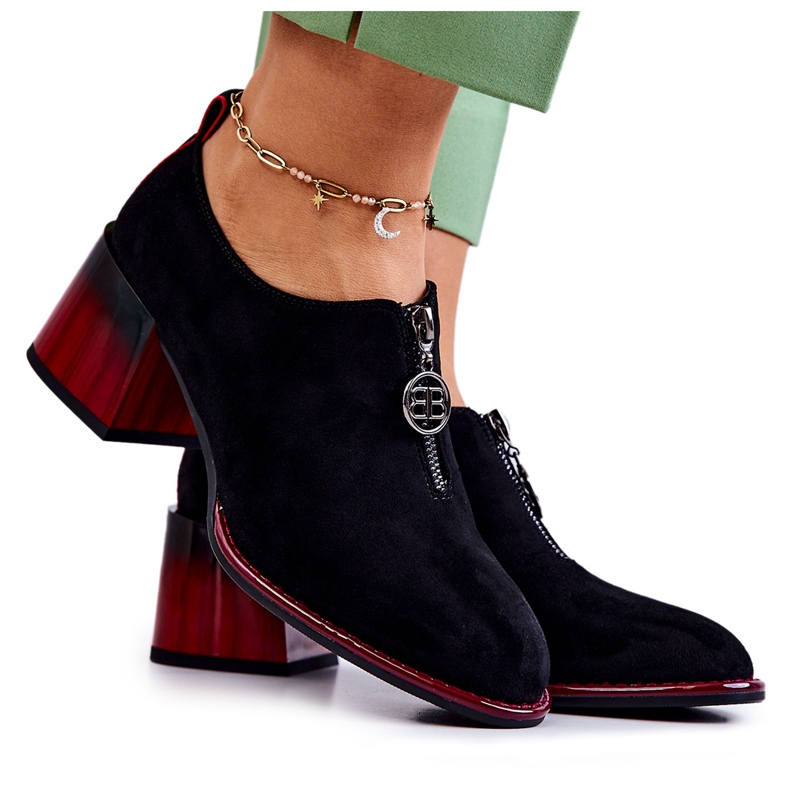 S.Barski Fashionabla mockaskor på en svart och röd Lorena-stolpe