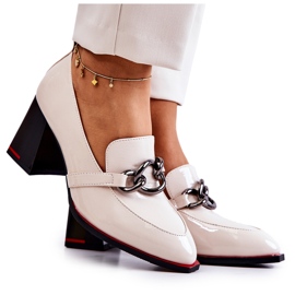 S.Barski Eleganta pumps på en beige Callim-pelare