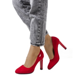 Röda pumps på en Blair stilettklack