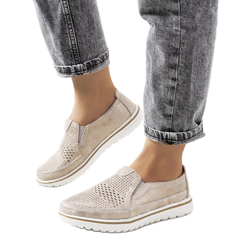 Wiggen skor i beige läder gyllene