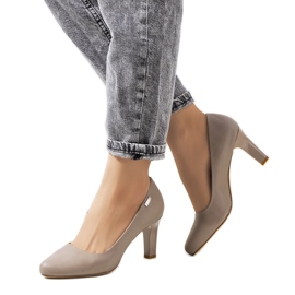 Beige pumps på en Giessen-klack