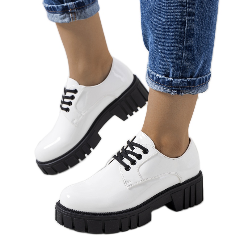 Vitlackade skor från Eileen