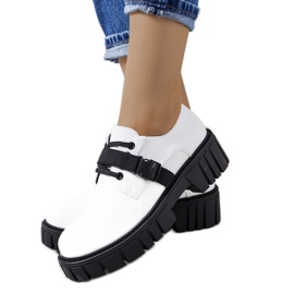 Vita skor på traktorsula Marike