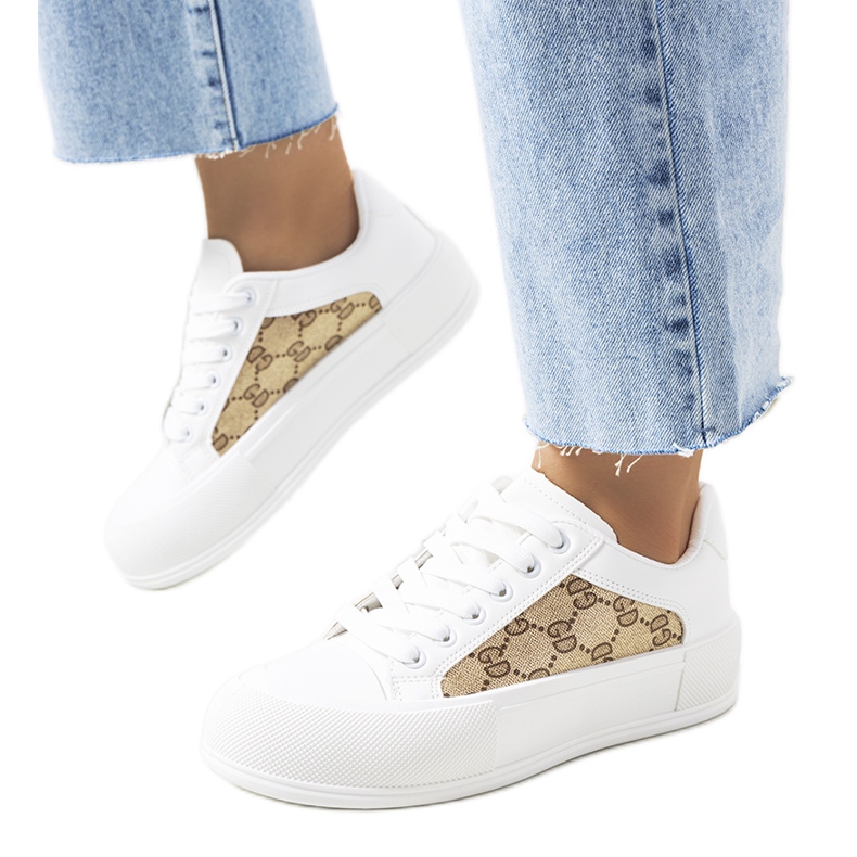 Vita och bruna sneakers på Birkett-plattformen