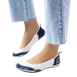 Wascana ballerinor i vitt genombrutet läder marinblå