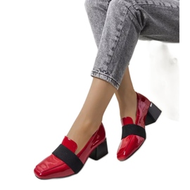 Rödlackade skor på stolpen av Tammy