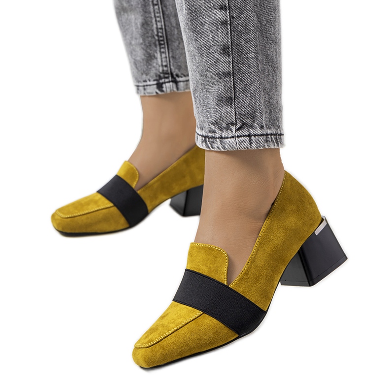 Gula brogues på Arden-posten svart