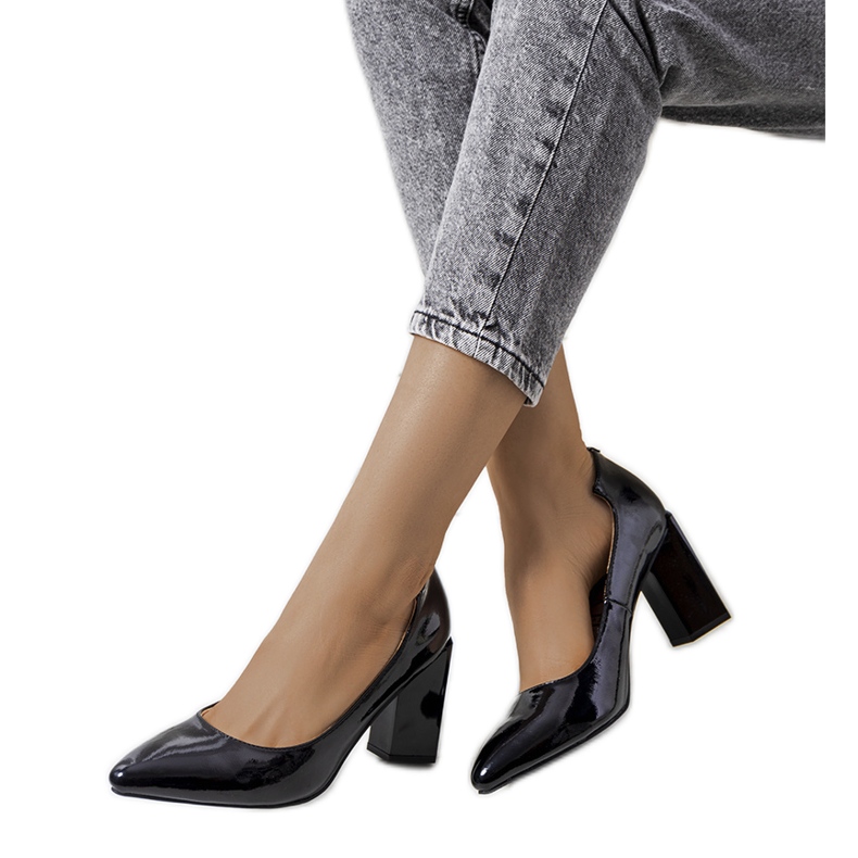 Svarta lackpumpar på Shannen-stolpen