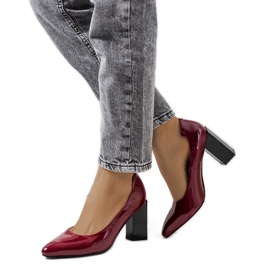 Rödlackerade pumps på Shannen-stolpen mångfärgad